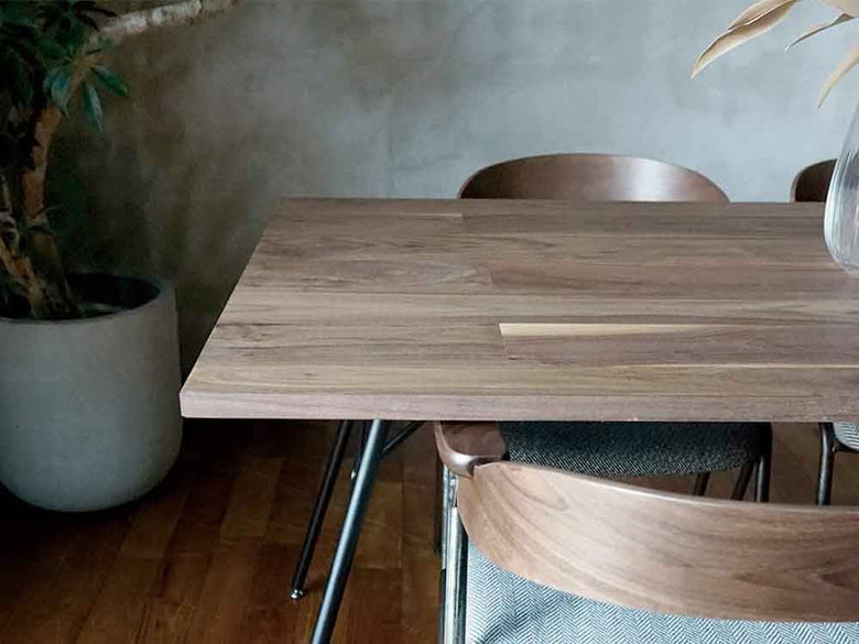 アデペシュのウォルナットダイニングテーブル