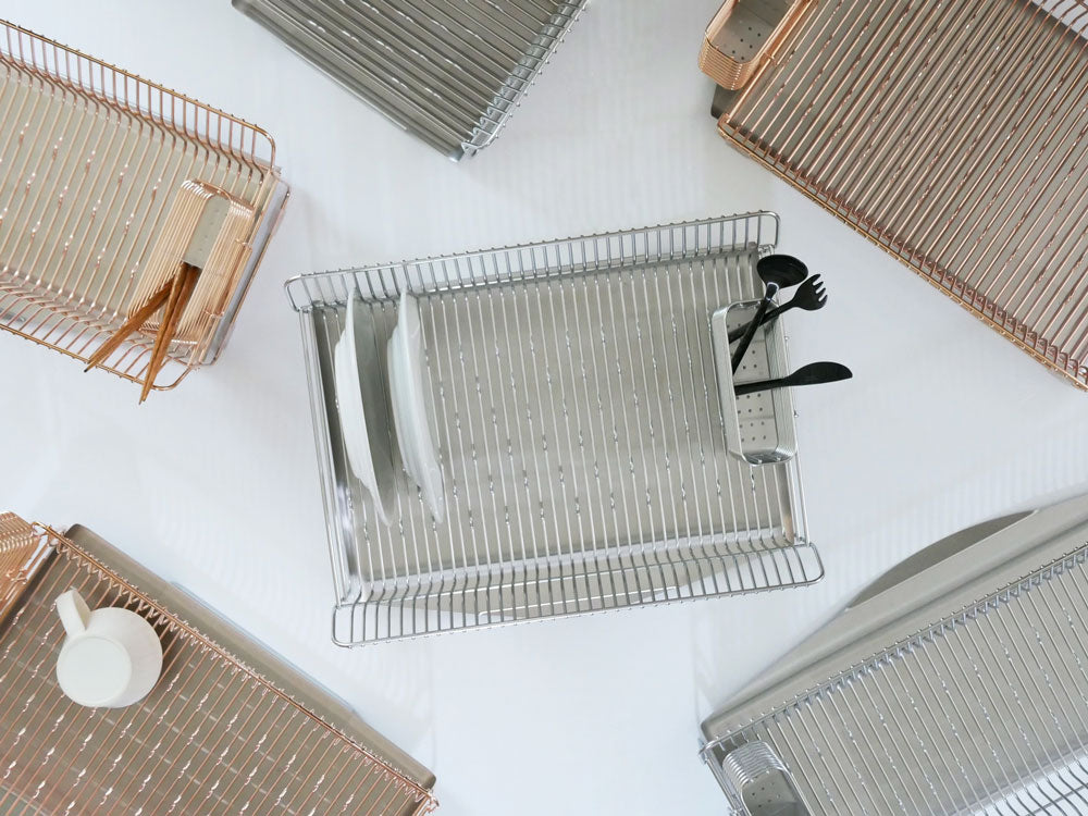 【hanauta】横置きタイプの水切りラック。18-8ステンレス製のメッシュトレイとカトラリーポケットが特徴的なキッチン用食器乾燥ラック