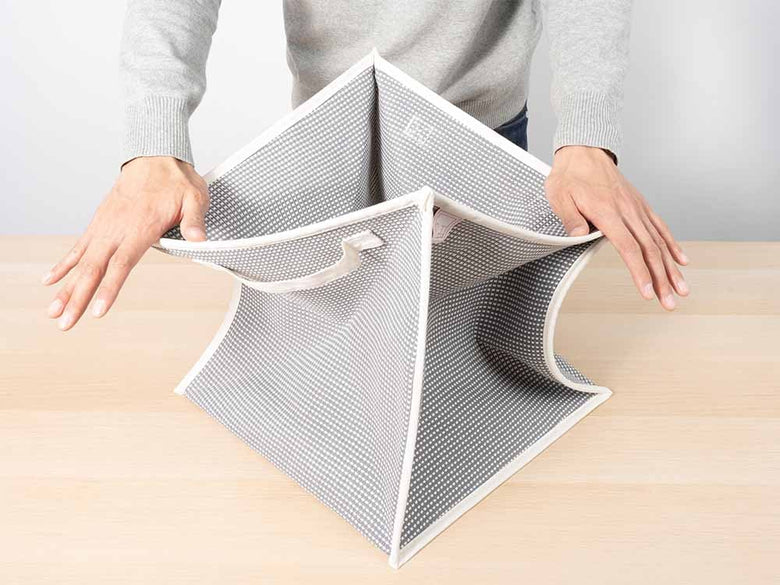 ピアットの銀色メッシュプラスチック製バスケット