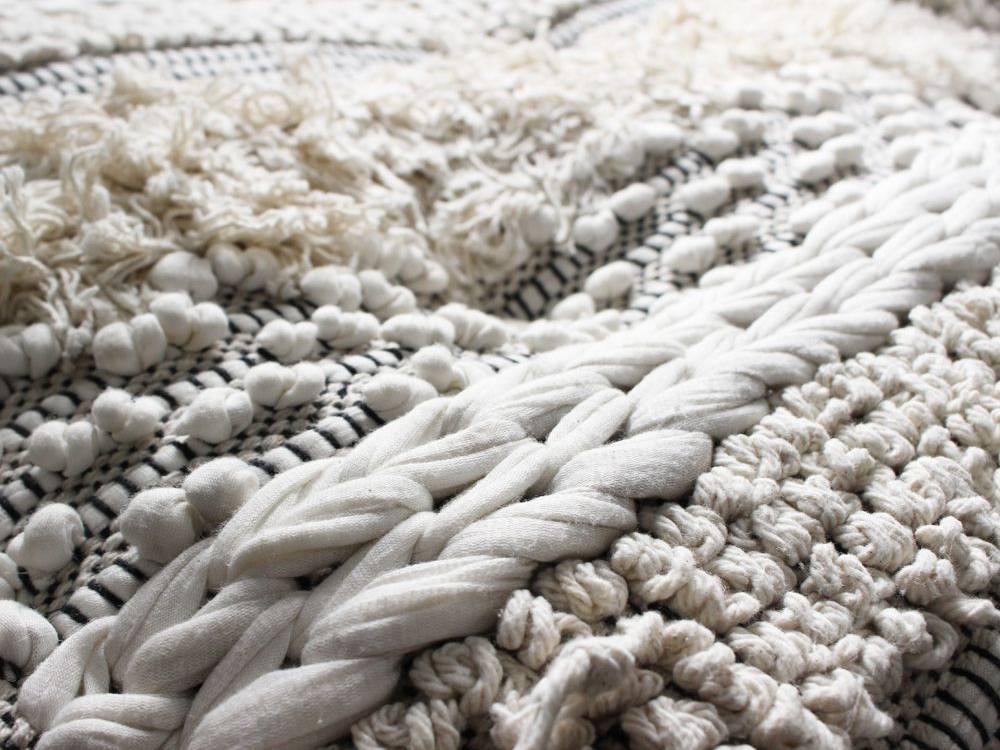 グレーとシルバーのウールブロックマルチソファ