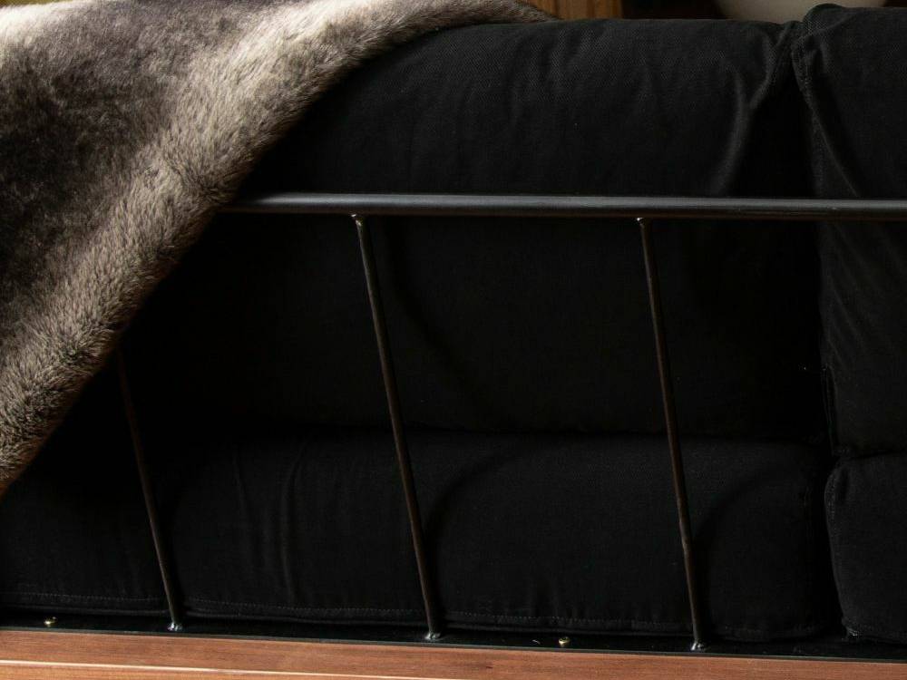 木製フレームのベッドとリネンが整った寝室