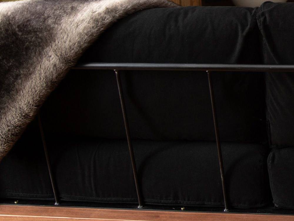 ウォルナット製ベッドフレームとリネンが整った寝室