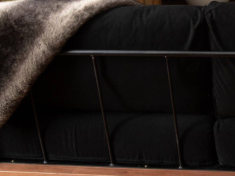 ウォルナット製ベッドフレームとリネンが整った寝室