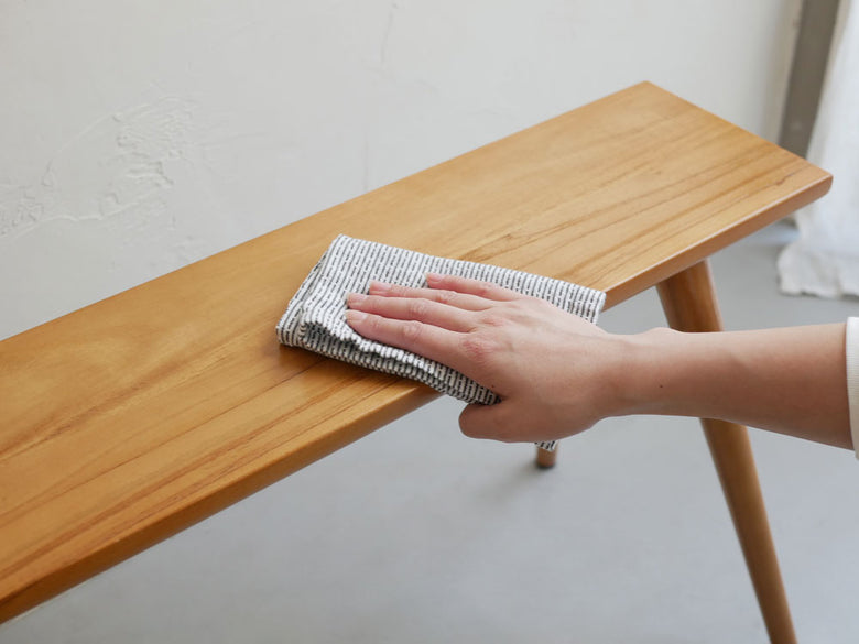 Comore Sunのチークベンチ、シンプルな木製デザイン