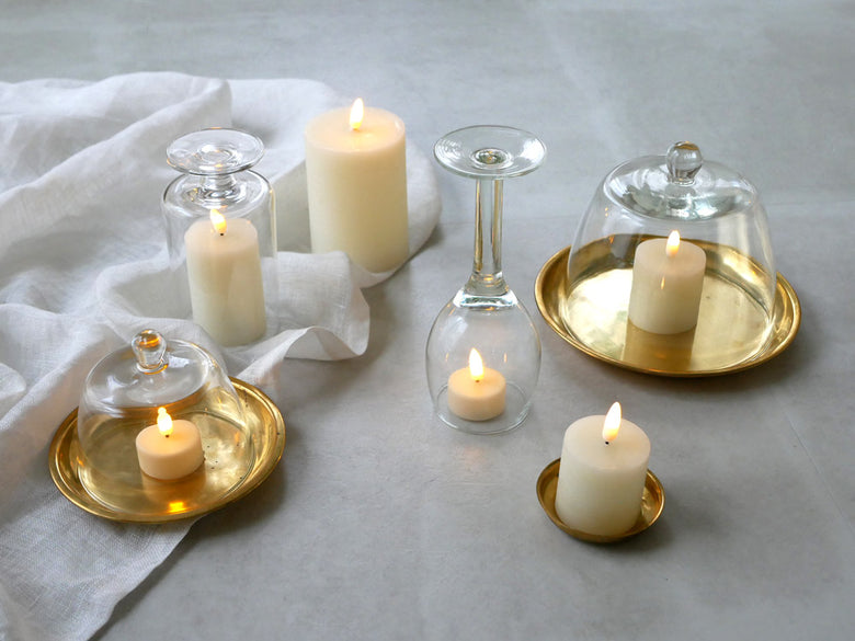 Horn Please/ホーンプリーズのハンドメイドLEDライトキャンドルが様々なサイズとデザインで並べられている展示写真