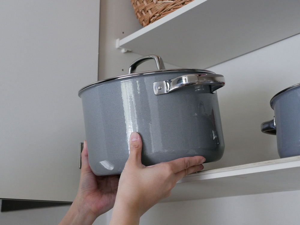 WMFフュージョンテック ミネラル キャセロール24cm。ホーロー鋼板の本体にステンレス製取手とガラス蓋を備えた高品質なキッチン用キャセロール。