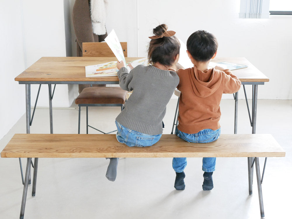 SIKAKU/四角商店製の無垢オーク天板とクリアラッカー塗装の鉄脚を備えた日本製オークベンチ