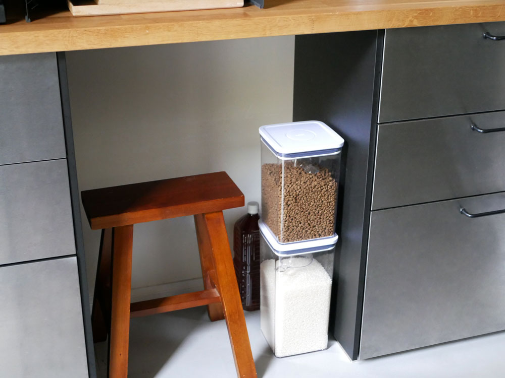 OXO POP2シリーズのビックスクエアミディアムとトール、ポップスクープ、ライスカップの透明なキッチン収納容器が整然と並んでいる写真