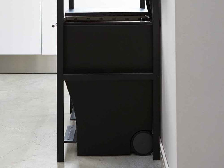 YAMAZAKI/tower製灰色スチールゴミ箱上ラック、高さ130cmで棚と天然木ハンガーバーを備えた収納キャビネット