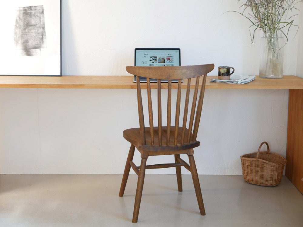 ブラウンの木製チェアが木の床に配置された室内