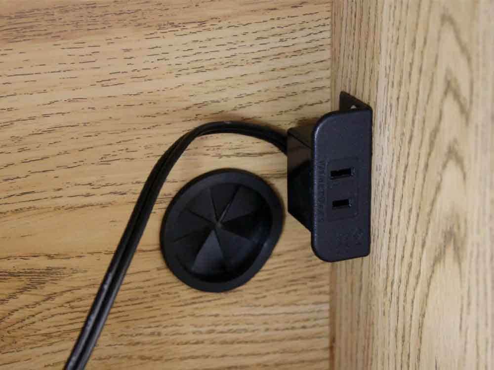 オーク突板とスチール製のキッチンボード