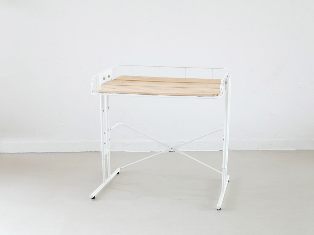 黒色スチールフレームと木製の書斎デスク