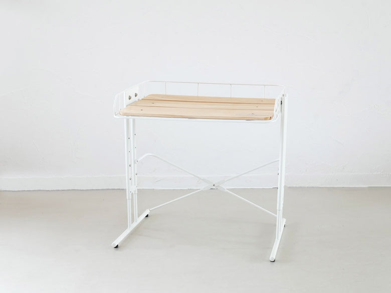 黒色スチールフレームと木製の書斎デスク