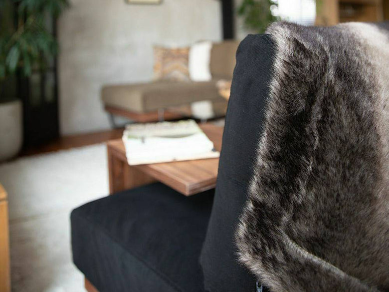 ウォルナットフレームのソファとクッションが配置されたリビング