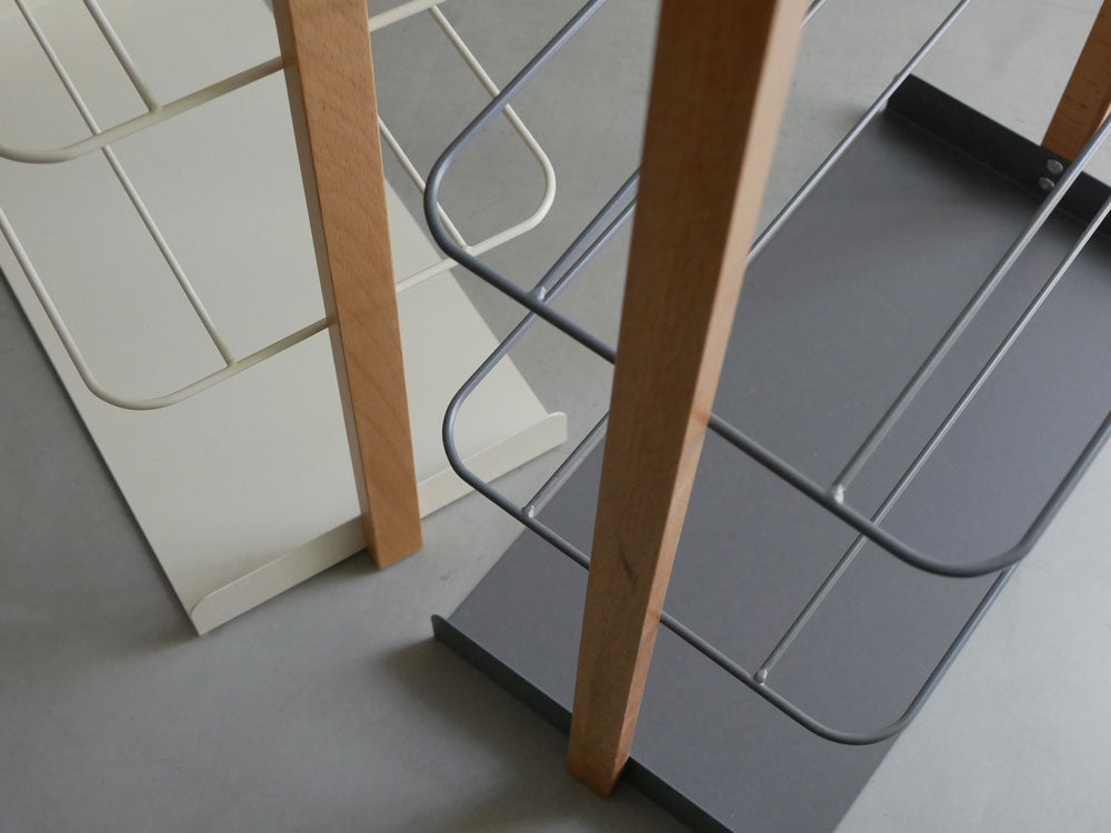 マッシュリヴ製リヴアンブレラハンガー、天然木とスチールフレーム