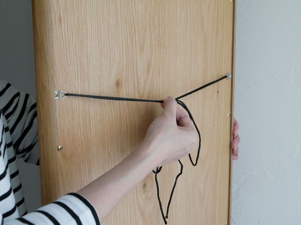 NOWHERE LIKE HOMEのSUKスタンドミラーとラダーハンガーのセット。オーク無垢材とスチールを使用したシンプルでスタイリッシュなインテリア家具