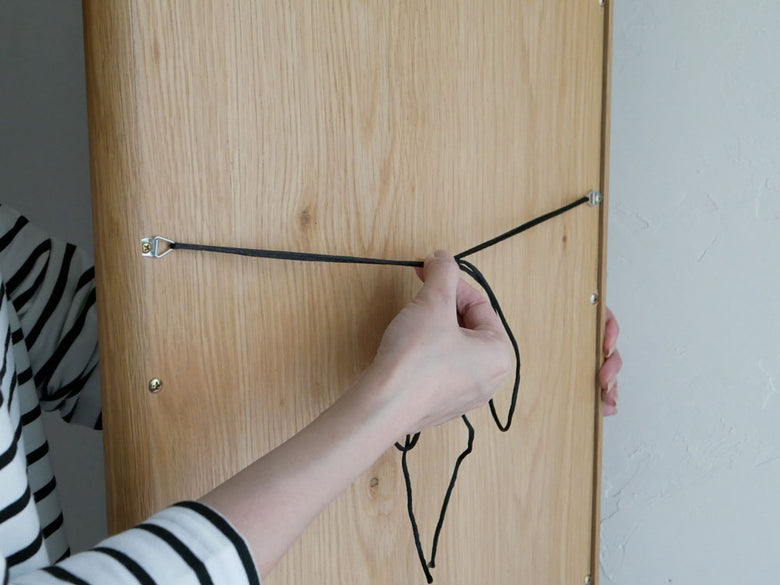 NOWHERE LIKE HOMEのSUKスタンドミラーとラダーハンガーのセット。オーク無垢材とスチールを使用したシンプルでスタイリッシュなインテリア家具