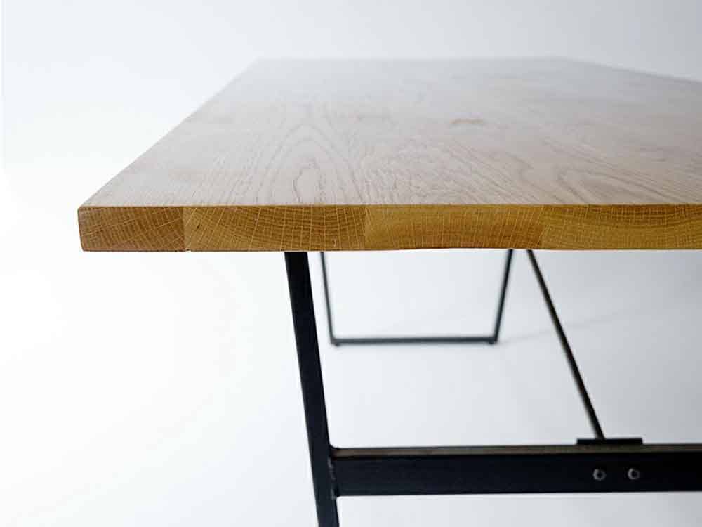 オーク無垢材と黒スチール脚のダイニングテーブル