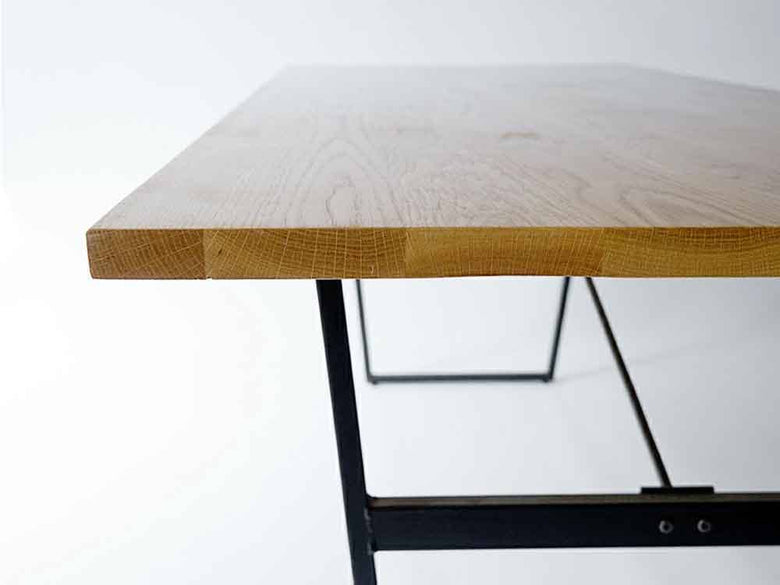 オーク無垢材と黒スチール脚のダイニングテーブル