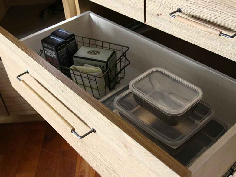 オーク突板とステンレス取っ手のキッチンボード