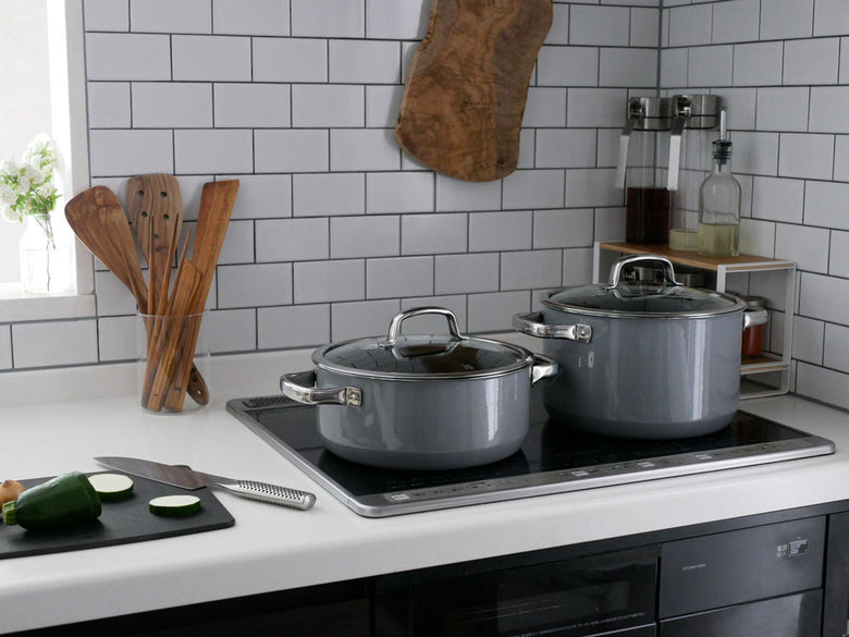 WMFフュージョンテック ミネラルキャセロール24cm。ホーロー鋼板本体とステンレス取手、ガラス蓋を備えたドイツ製セラミック鍋の写真