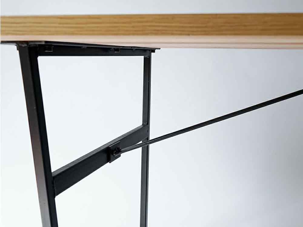 オーク無垢材と黒スチールのダイニングテーブル