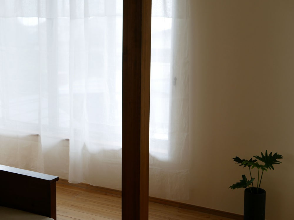 natsusobikuブランドの麻100%リネンクリップ留めレースカーテン1枚、ブラウン色、木製床と調和する室内用窓装飾