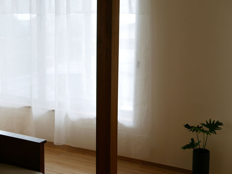 natsusobikuブランドの麻100%リネンクリップ留めレースカーテン1枚、ブラウン色、木製床と調和する室内用窓装飾