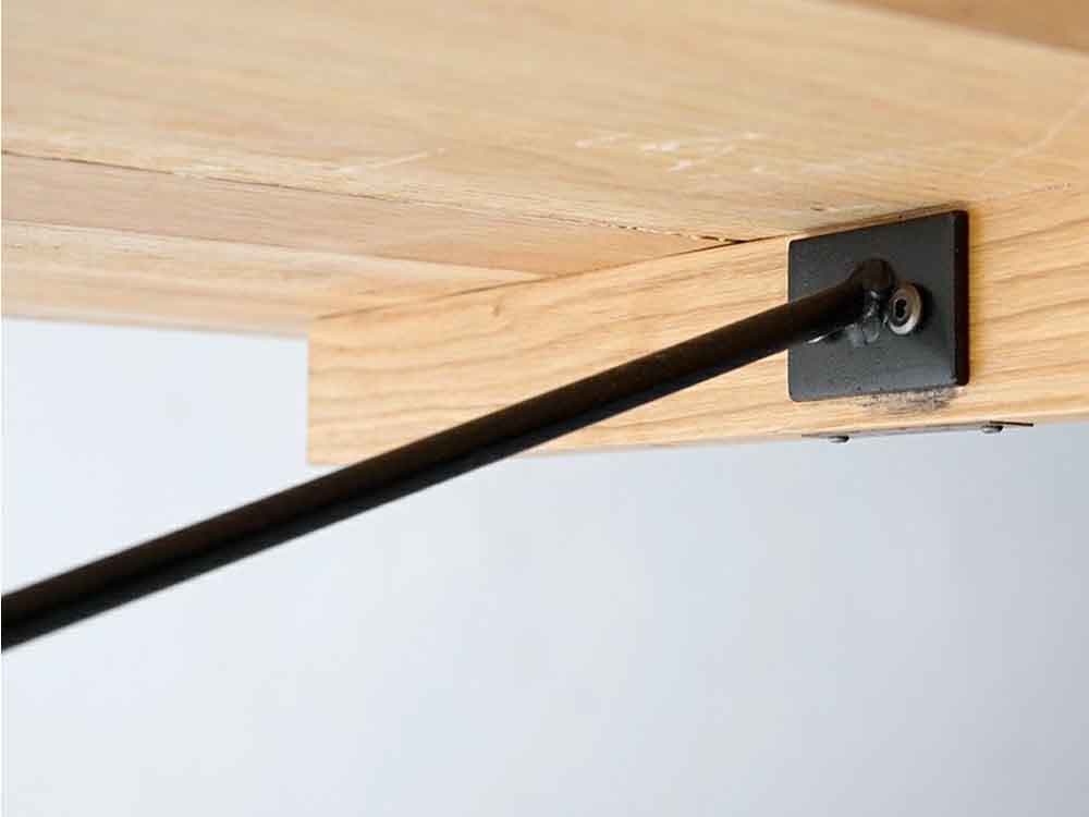 オーク無垢材と黒塗装スチール脚のダイニングテーブル