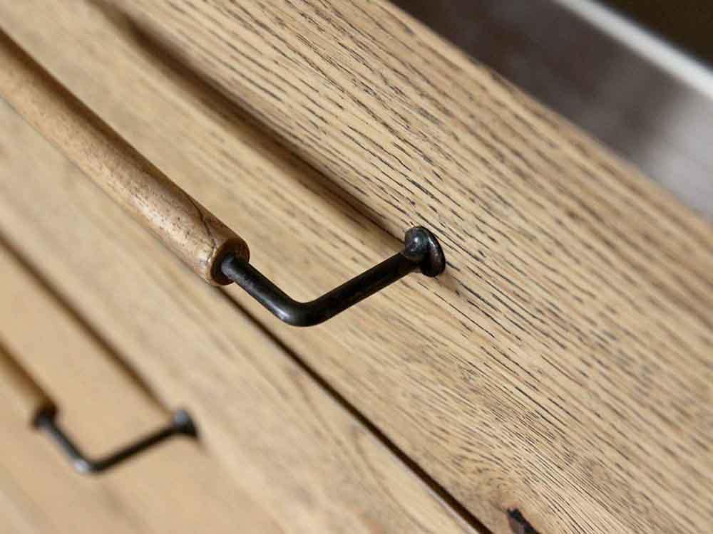 オーク無垢材を使用したキッチンボードと引き出し