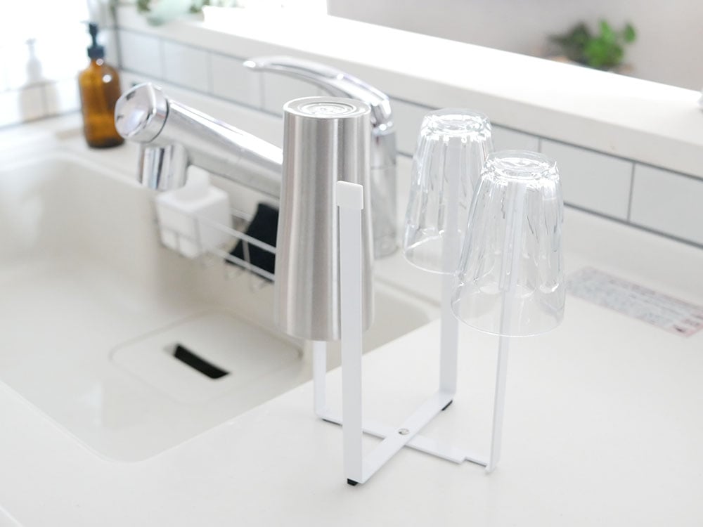 YAMAZAKI製タワー型ポリ袋エコホルダー。スチールとシリコン樹脂で作られ、シルバーのキッチンシンクカウンターに設置されています。
