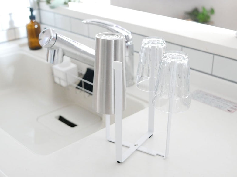 YAMAZAKI製タワー型ポリ袋エコホルダー。スチールとシリコン樹脂で作られ、シルバーのキッチンシンクカウンターに設置されています。