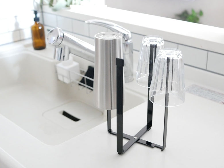 YAMAZAKI製タワーポリ袋エコホルダーがキッチンのシンクカウンター上に置かれている様子