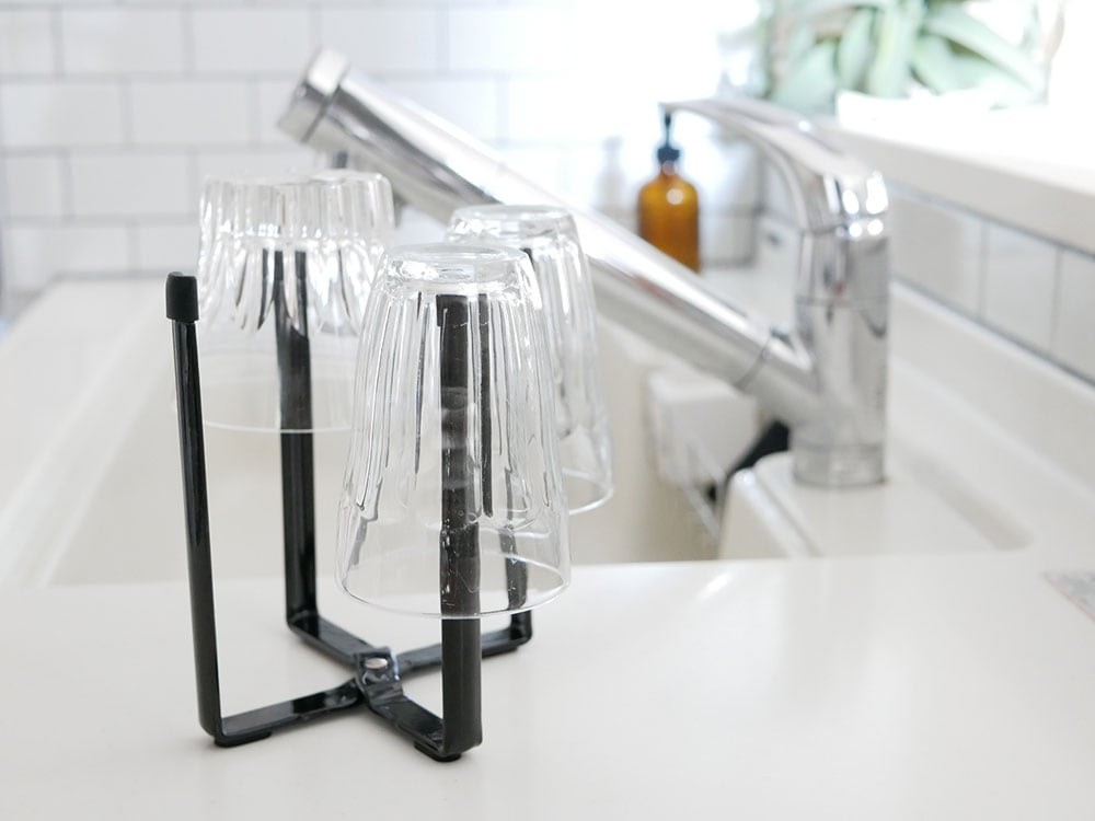 YAMAZAKI製タワータイプポリ袋エコホルダー。スチール本体とシリコンキャップを備えたシルバー色のキッチン収納用品