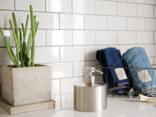 カウンターに置かれたダルトン製ステンレスソープディスペンサー