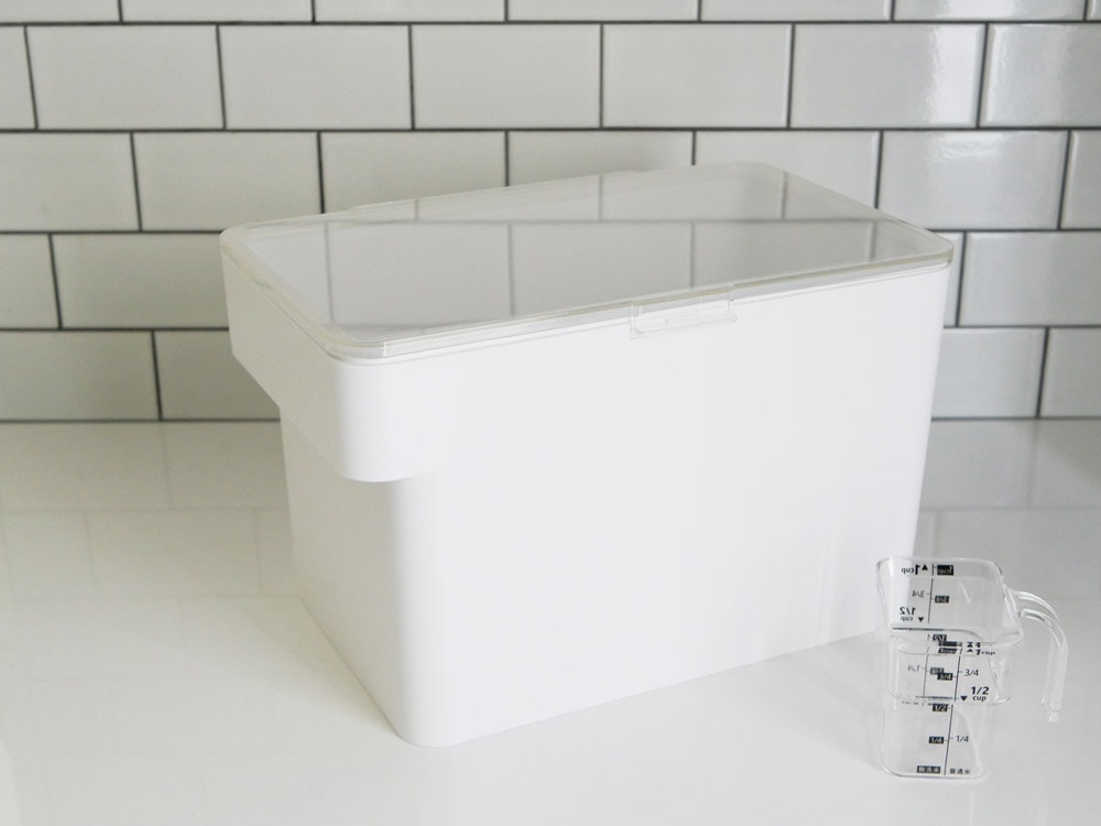 towerタワーの密閉式プラスチック製シンク下用米びつ、蓋と計量カップが付属