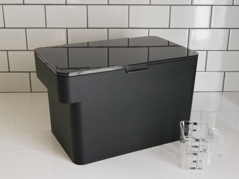 tower（YAMAZAKI）ブランドの密閉シンク下米びつ、本体と蓋がABS樹脂製、計量カップ付き