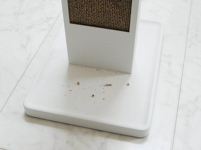 ヤマザキ製タワー猫爪とぎスタンドがタイル床に設置