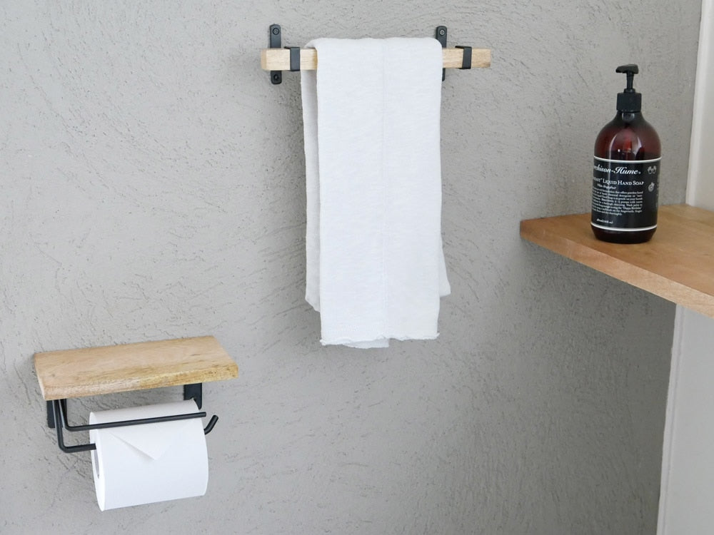 バスルームに設置されたトイレットペーパーホルダー