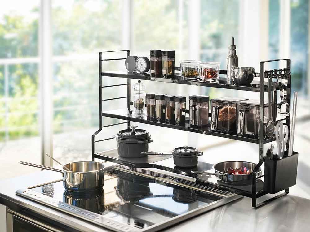 YAMAZAKI/tower製のコンロ奥ラック。ステンレスとシリコーンを使用した幅79cm、高46cmのキッチン用シェルフで、コンロの奥に設置され調理器具や鍋を整理収納