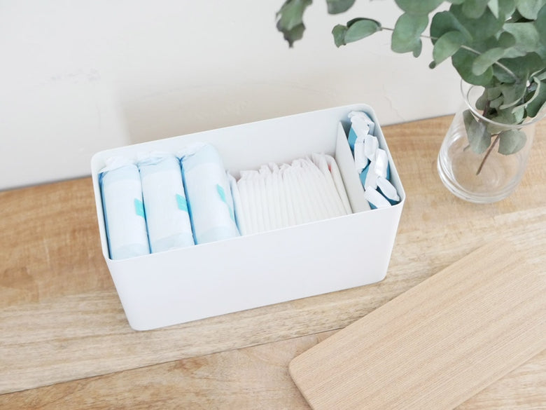 Yamazakiのサニタリー収納ケース、スチールと木製