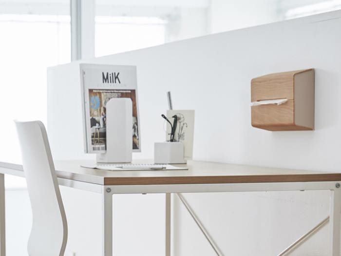 ideacoのWALLティッシュケースがデスクに置かれています