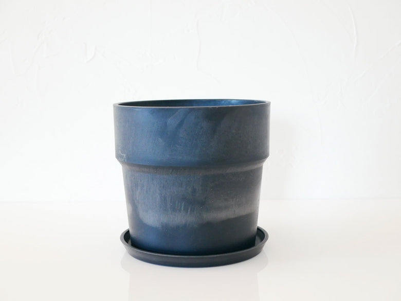 ポッシュリビングの陶器アーバンプランツポットと観葉植物