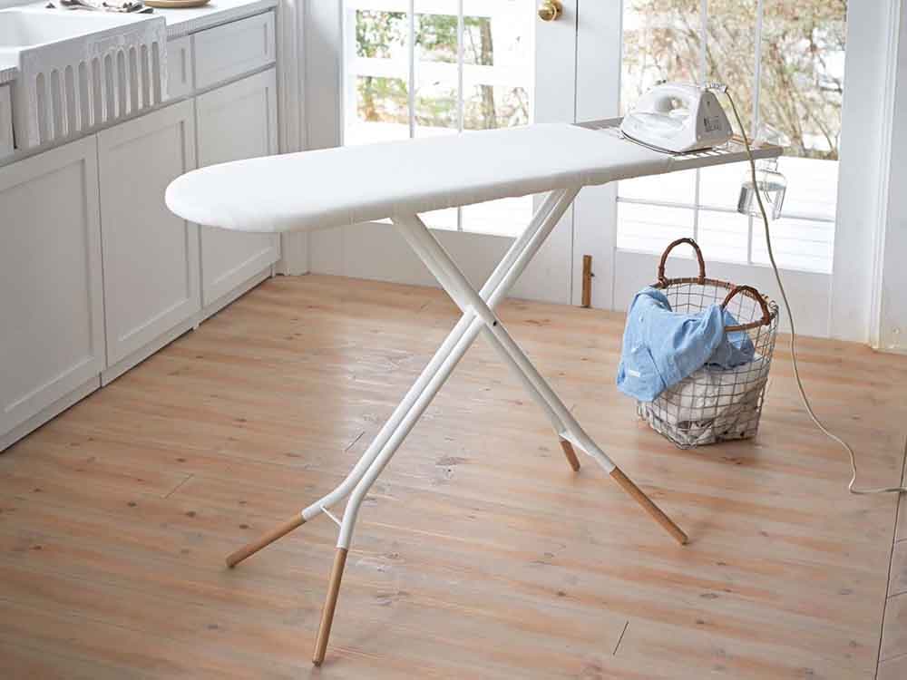 YAMAZAKI/tosca「トスカ」スタンド式アイロン台、麻・綿の布面と木製脚を備えた洗練されたデザイン