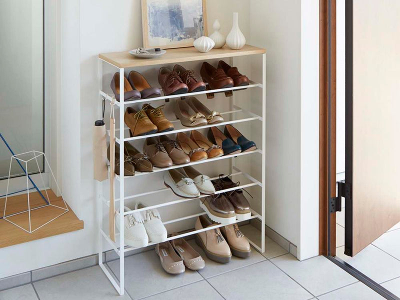 YAMAZAKI/towerの天板付きシューズラックに高ヒールとサンダルが整然と並べられている様子