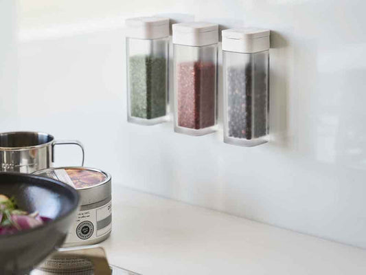 タワーの黒マグネットスパイスボトル