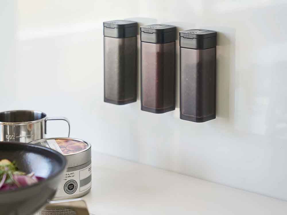 タワーの黒マグネットスパイスボトル