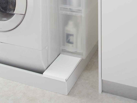 白色の洗濯機用防水パン上ラック