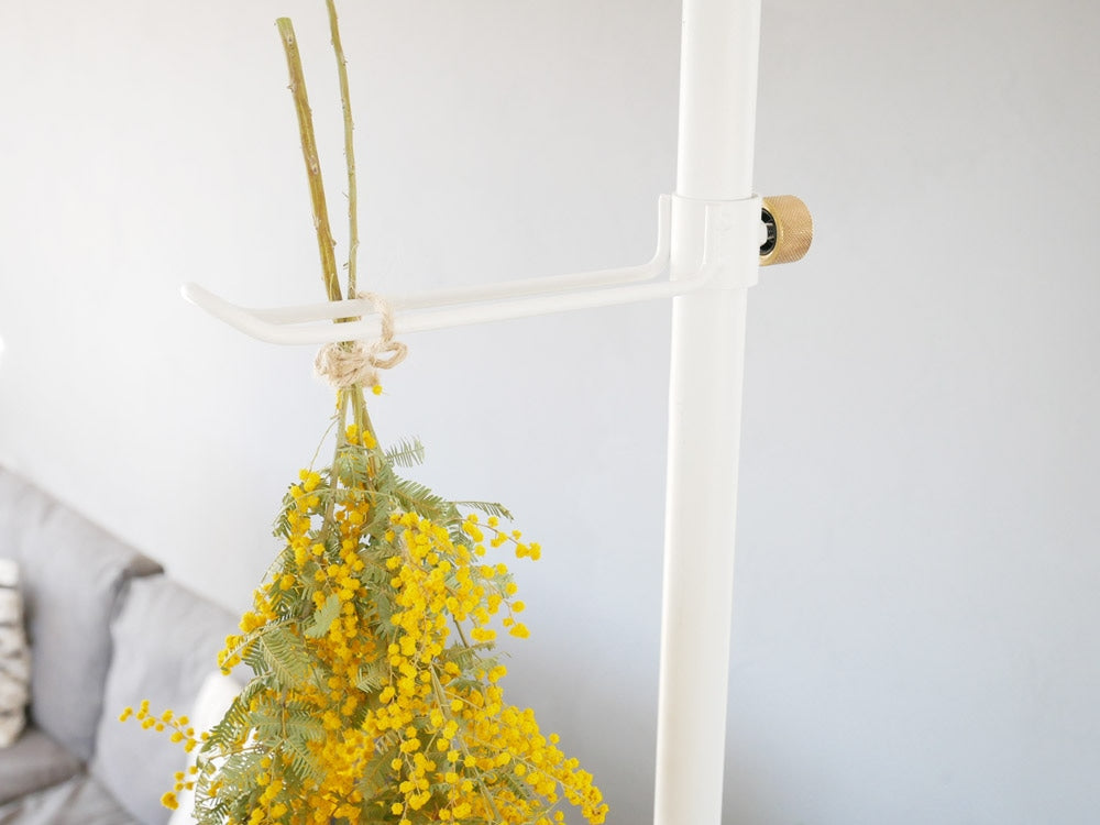 黄色の人工花が飾られた縦用フック