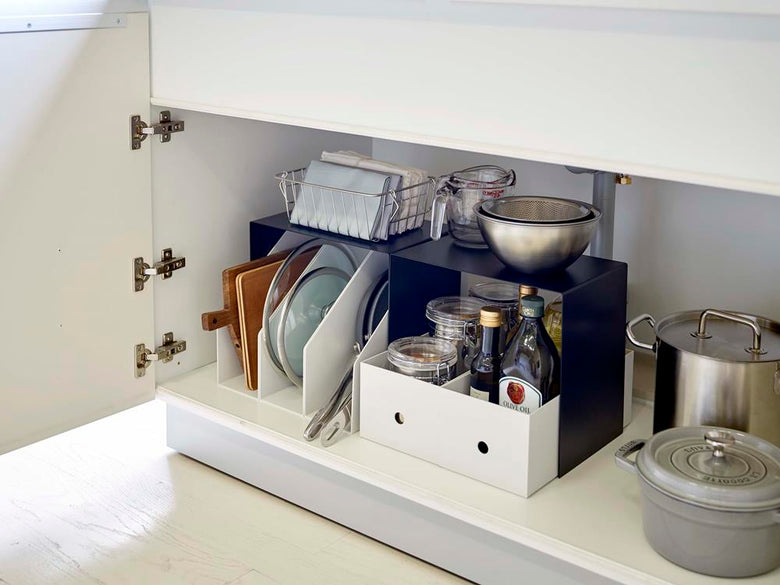 キッチン棚に置かれたヤマザキタワー収納ボックス上ラック2個組